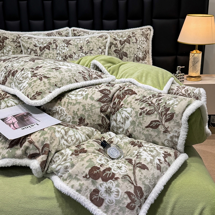 91家纺网 家纺一手货源 找家纺 ME/ERA HOME寐时代 2025新款牛奶绒8.5斤立体雕花兔毛绒包边四件套 墨花如梦