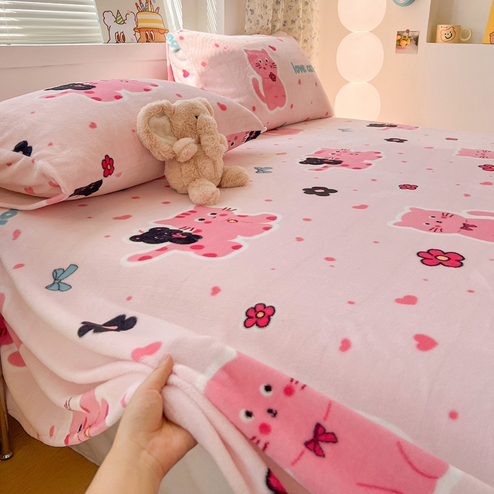 91家纺网 家纺一手货源 找家纺 维娜斯家纺 2025新款卡通牛奶绒印花床单单件 欢乐猫咪