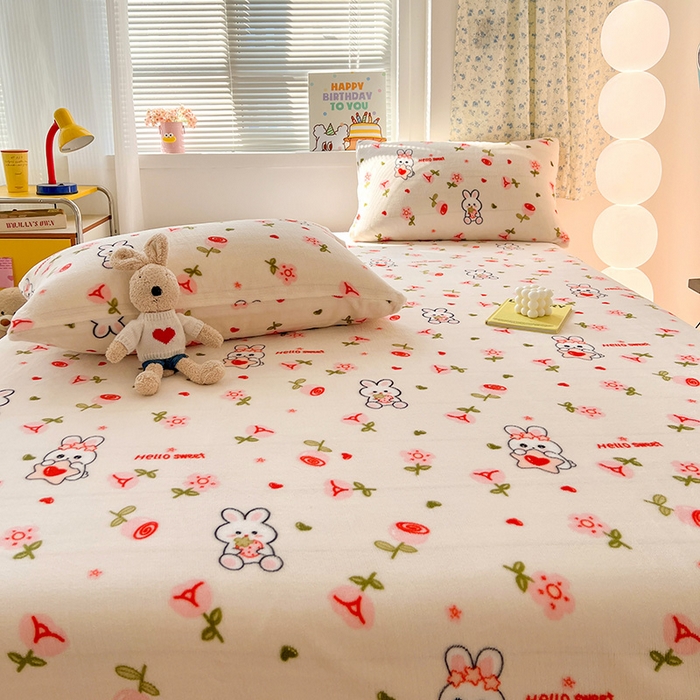 91家纺网 家纺一手货源 找家纺 维娜斯家纺 2025新款卡通牛奶绒印花床单单件 花语岚山