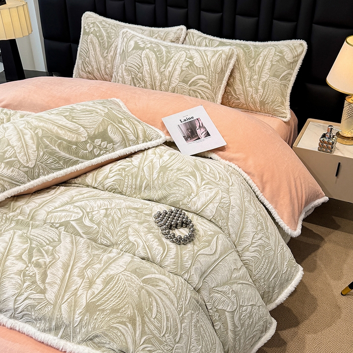 91家纺网 家纺一手货源 找家纺 ME/ERA HOME寐时代 2025新款牛奶绒8.5斤立体雕花兔毛绒包边四件套 暖意浓浓