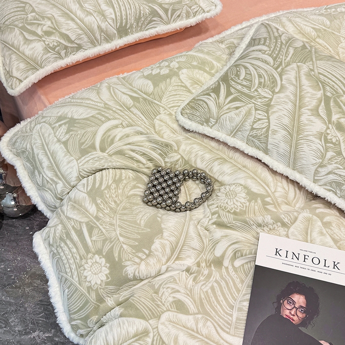 91家纺网 家纺一手货源 找家纺 ME/ERA HOME寐时代 2025新款牛奶绒8.5斤立体雕花兔毛绒包边四件套 暖意浓浓