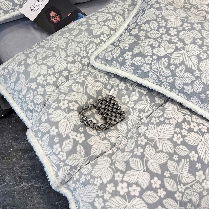 91家纺网 家纺一手货源 找家纺 ME/ERA HOME寐时代 2025新款牛奶绒8.5斤立体雕花兔毛绒包边四件套 浅灰叶梦