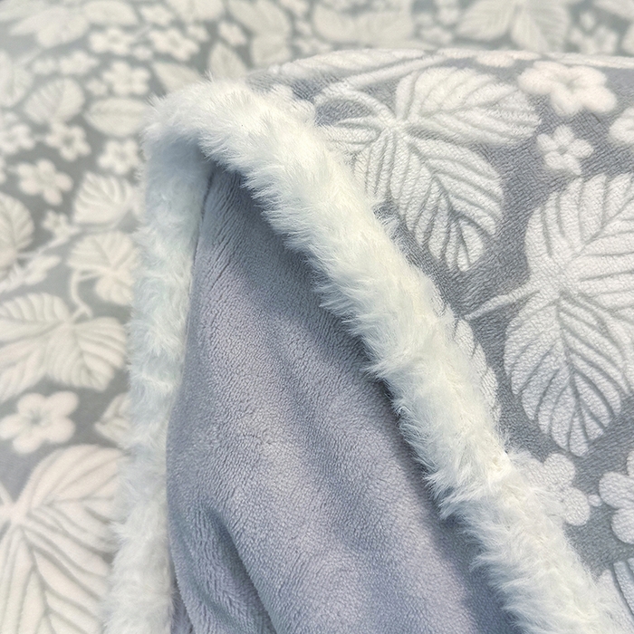 91家纺网 家纺一手货源 找家纺 ME/ERA HOME寐时代 2025新款牛奶绒8.5斤立体雕花兔毛绒包边四件套 浅灰叶梦