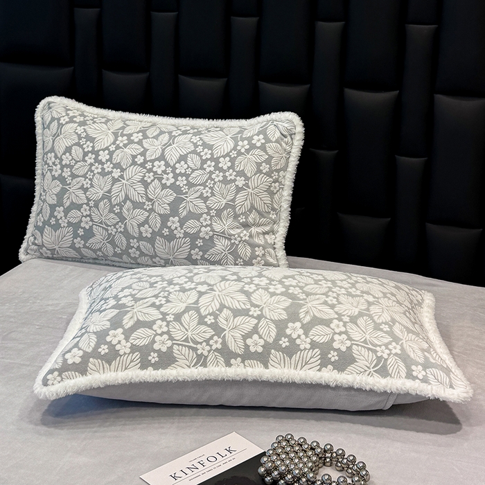 91家纺网 家纺一手货源 找家纺 ME/ERA HOME寐时代 2025新款牛奶绒8.5斤立体雕花兔毛绒包边四件套 浅灰叶梦