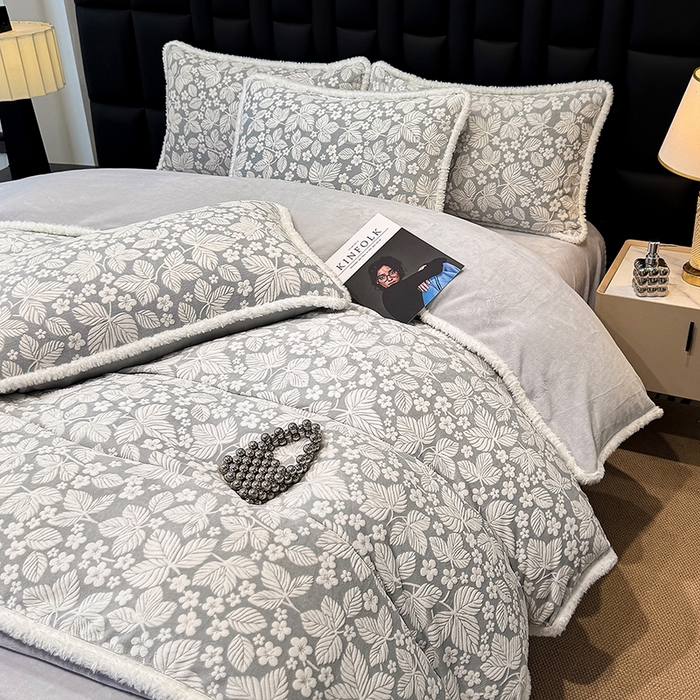 91家纺网 家纺一手货源 找家纺 ME/ERA HOME寐时代 2025新款牛奶绒8.5斤立体雕花兔毛绒包边四件套 浅灰叶梦