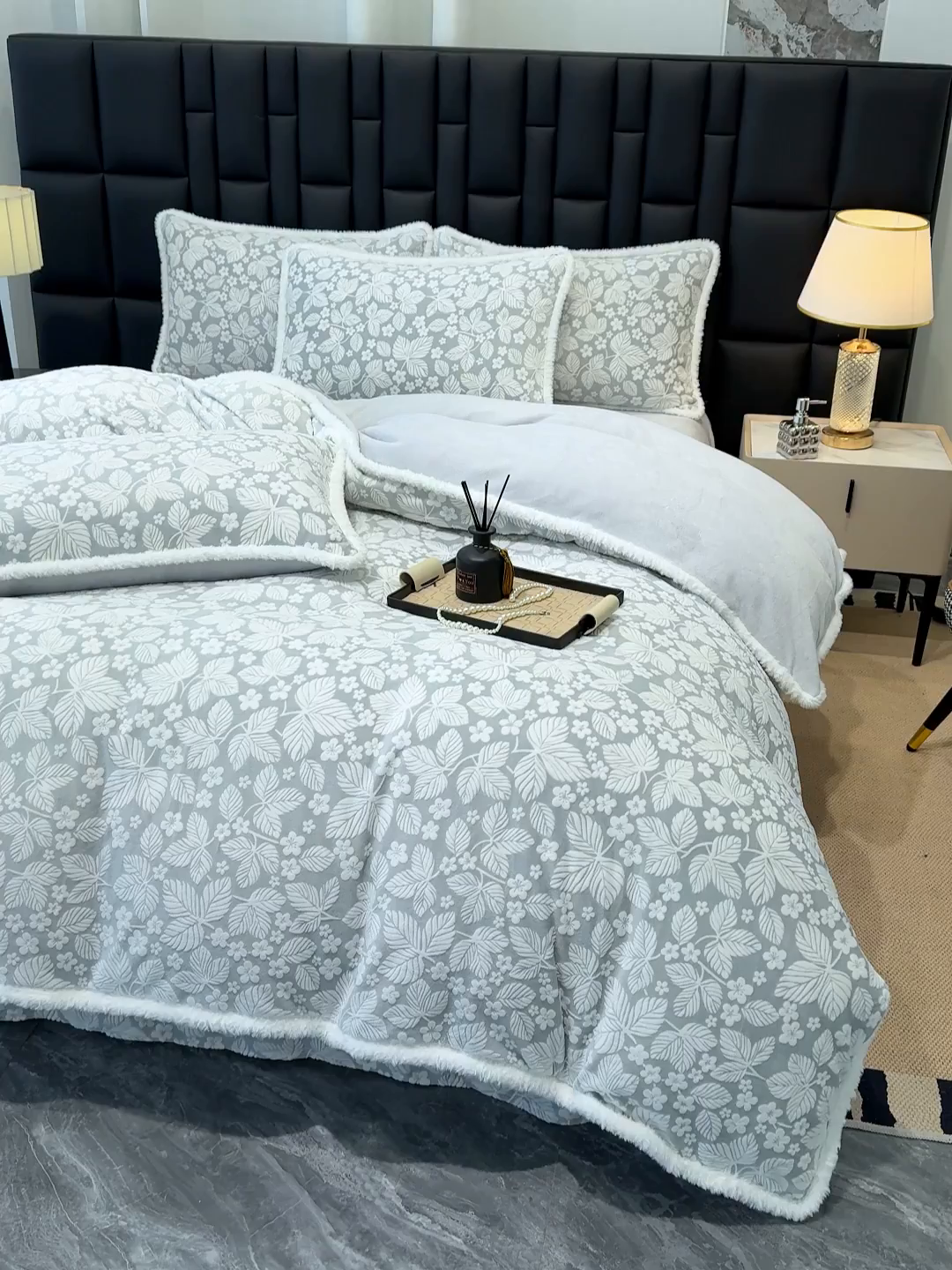 91家纺网 家纺一手货源 找家纺 ME/ERA HOME寐时代 2025新款牛奶绒8.5斤立体雕花兔毛绒包边四件套 浅灰叶梦