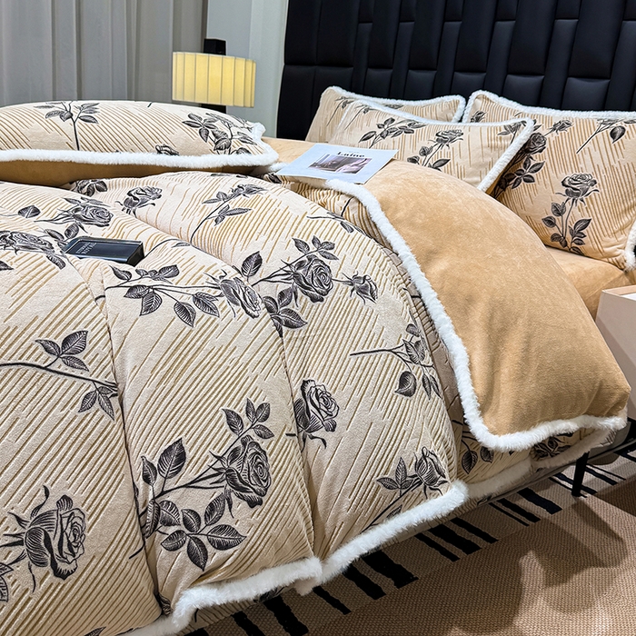 91家纺网 家纺一手货源 找家纺 ME/ERA HOME寐时代 2025新款牛奶绒8.5斤立体雕花兔毛绒包边四件套 水墨玫瑰