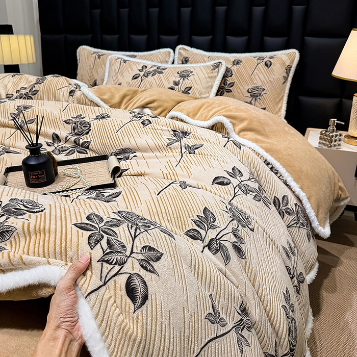 91家纺网 家纺一手货源 找家纺 ME/ERA HOME寐时代 2025新款牛奶绒8.5斤立体雕花兔毛绒包边四件套 水墨玫瑰