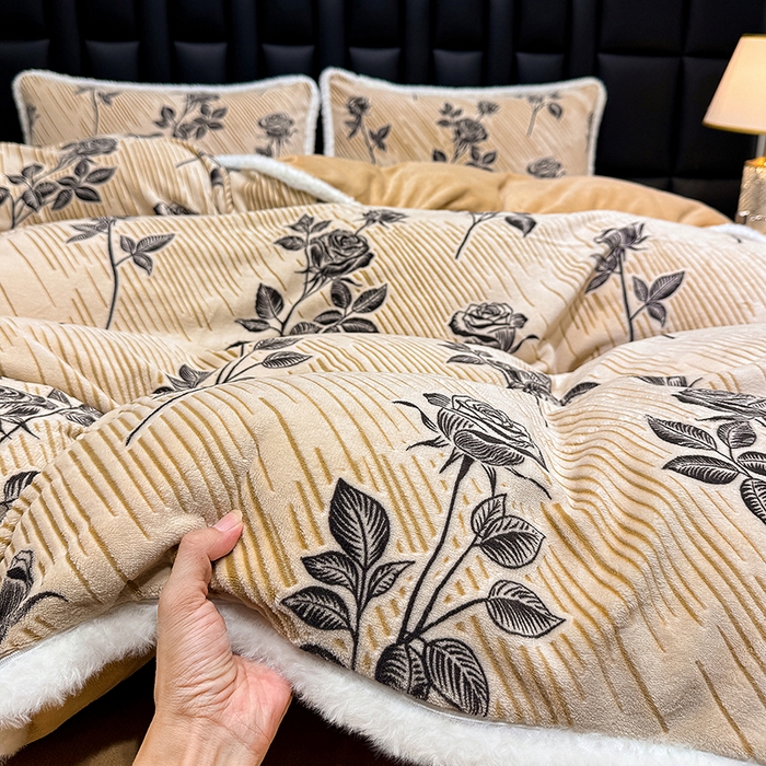 91家纺网 家纺一手货源 找家纺 ME/ERA HOME寐时代 2025新款牛奶绒8.5斤立体雕花兔毛绒包边四件套 水墨玫瑰