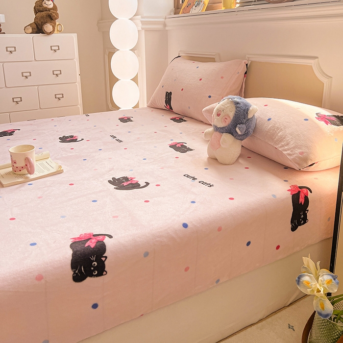 91家纺网 家纺一手货源 找家纺 维娜斯家纺 2025新款卡通牛奶绒印花床笠单件 可爱猫咪