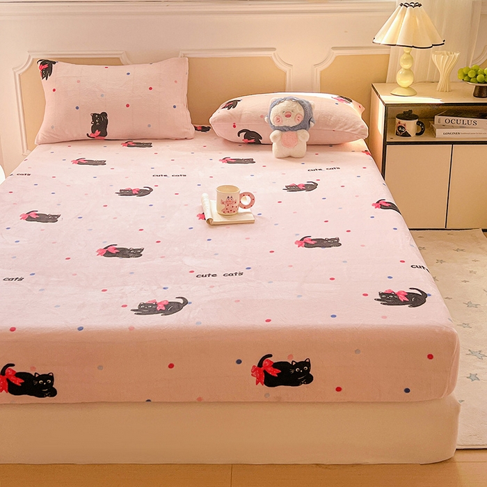 91家纺网 家纺一手货源 找家纺 维娜斯家纺 2025新款卡通牛奶绒印花床笠单件 可爱猫咪