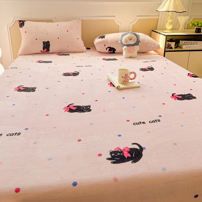 91家纺网 家纺一手货源 找家纺 维娜斯家纺 2025新款卡通牛奶绒印花床笠单件 可爱猫咪
