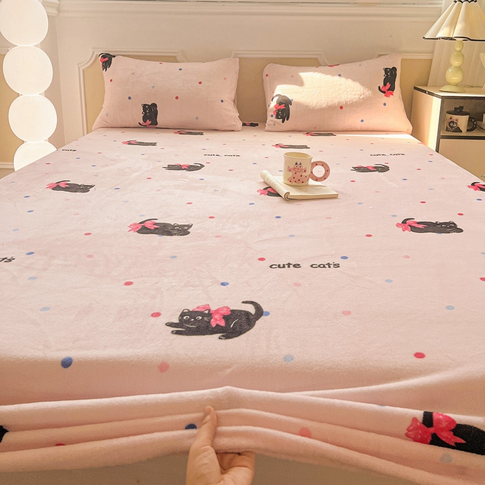 91家纺网 家纺一手货源 找家纺 维娜斯家纺 2025新款卡通牛奶绒印花床笠单件 可爱猫咪
