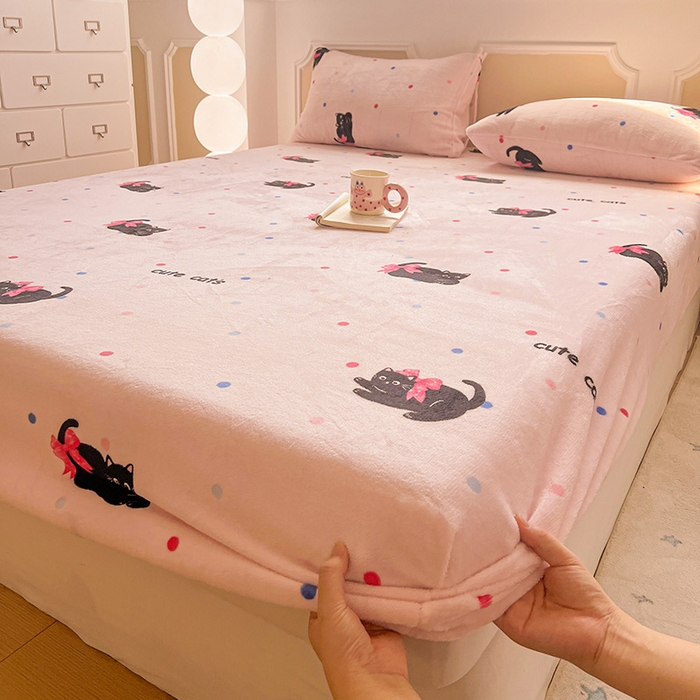 91家纺网 家纺一手货源 找家纺 维娜斯家纺 2025新款卡通牛奶绒印花床笠单件 可爱猫咪