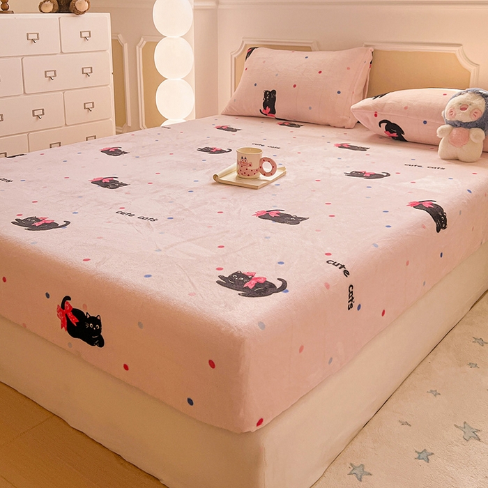 91家纺网 家纺一手货源 找家纺 维娜斯家纺 2025新款卡通牛奶绒印花床笠单件 可爱猫咪