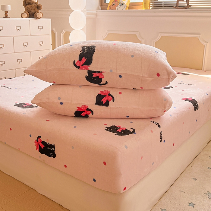 91家纺网 家纺一手货源 找家纺 维娜斯家纺 2025新款卡通牛奶绒印花床笠单件 可爱猫咪