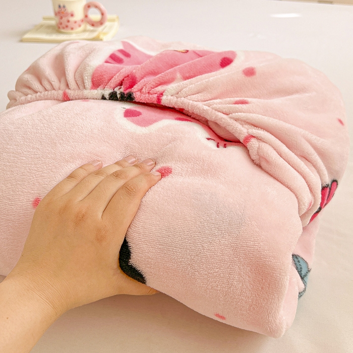 91家纺网 家纺一手货源 找家纺 维娜斯家纺 2025新款卡通牛奶绒印花床笠单件 欢乐猫咪