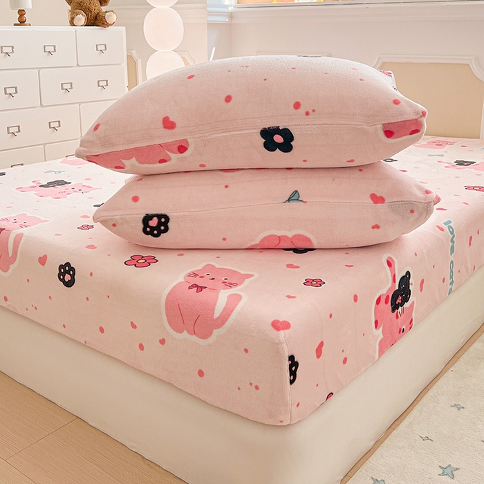 91家纺网 家纺一手货源 找家纺 维娜斯家纺 2025新款卡通牛奶绒印花床笠单件 欢乐猫咪