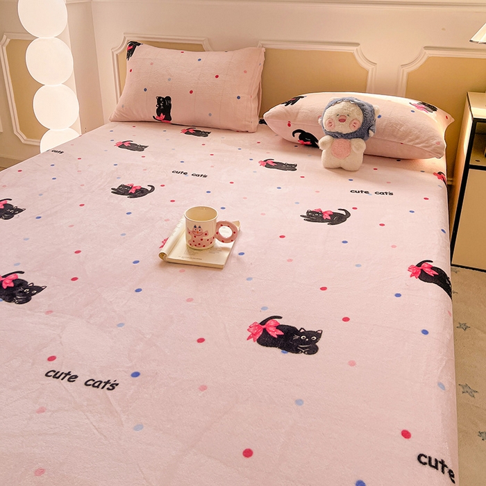 91家纺网 家纺一手货源 找家纺 维娜斯家纺 2025新款卡通牛奶绒印花床笠单件 可爱猫咪