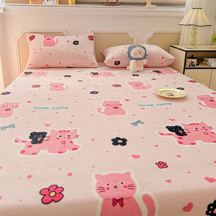 91家纺网 家纺一手货源 找家纺 维娜斯家纺 2025新款卡通牛奶绒印花床笠单件 欢乐猫咪