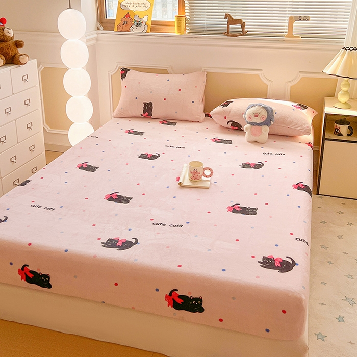 91家纺网 家纺一手货源 找家纺 维娜斯家纺 2025新款卡通牛奶绒印花床笠单件 可爱猫咪