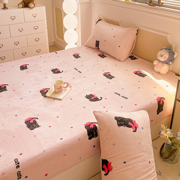 91家纺网 家纺一手货源 找家纺 维娜斯家纺 2025新款卡通牛奶绒印花床笠单件 可爱猫咪