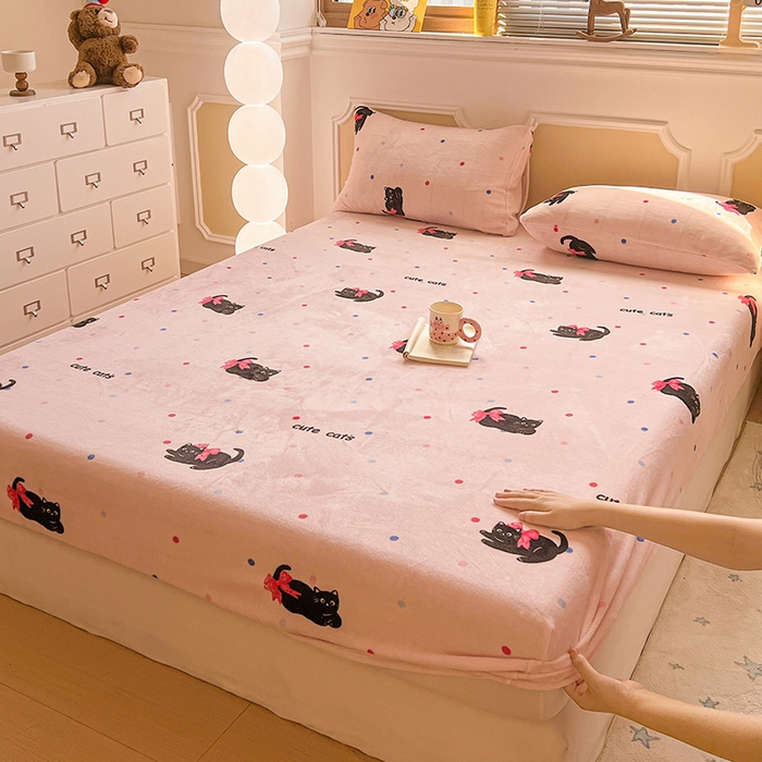 91家纺网 家纺一手货源 找家纺 维娜斯家纺 2025新款卡通牛奶绒印花床笠单件 可爱猫咪