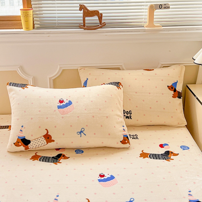 91家纺网 家纺一手货源 找家纺 维娜斯家纺 2025新款卡通牛奶绒印花床笠单件 欢度节日