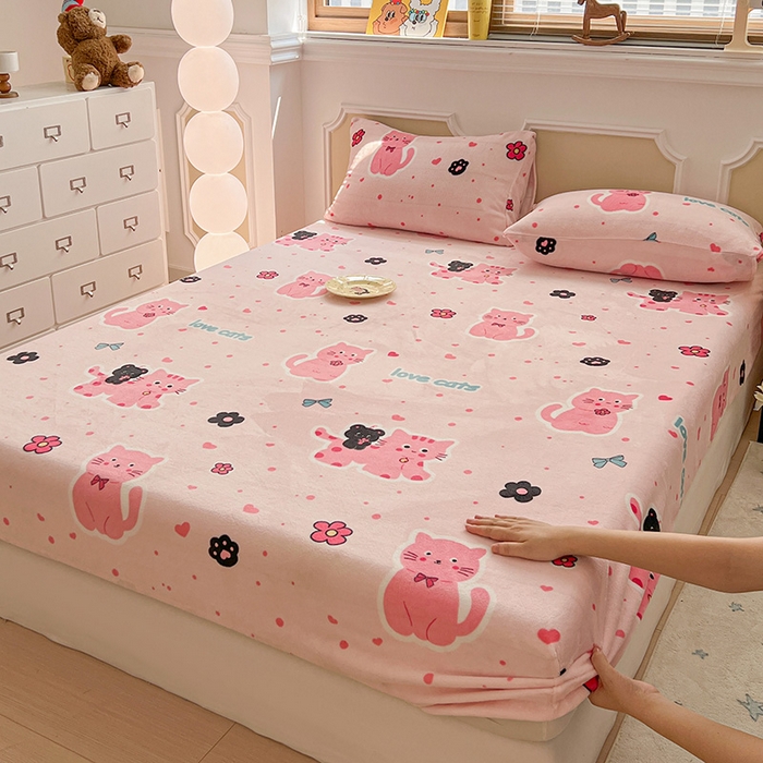 91家纺网 家纺一手货源 找家纺 维娜斯家纺 2025新款卡通牛奶绒印花床笠单件 欢乐猫咪