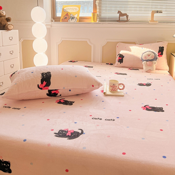91家纺网 家纺一手货源 找家纺 维娜斯家纺 2025新款卡通牛奶绒印花床笠单件 可爱猫咪