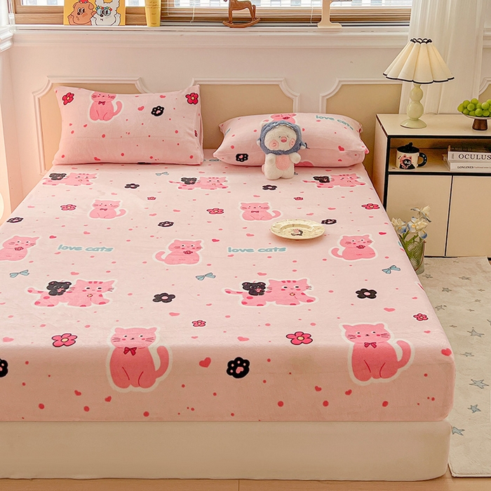 91家纺网 家纺一手货源 找家纺 维娜斯家纺 2025新款卡通牛奶绒印花床笠单件 欢乐猫咪