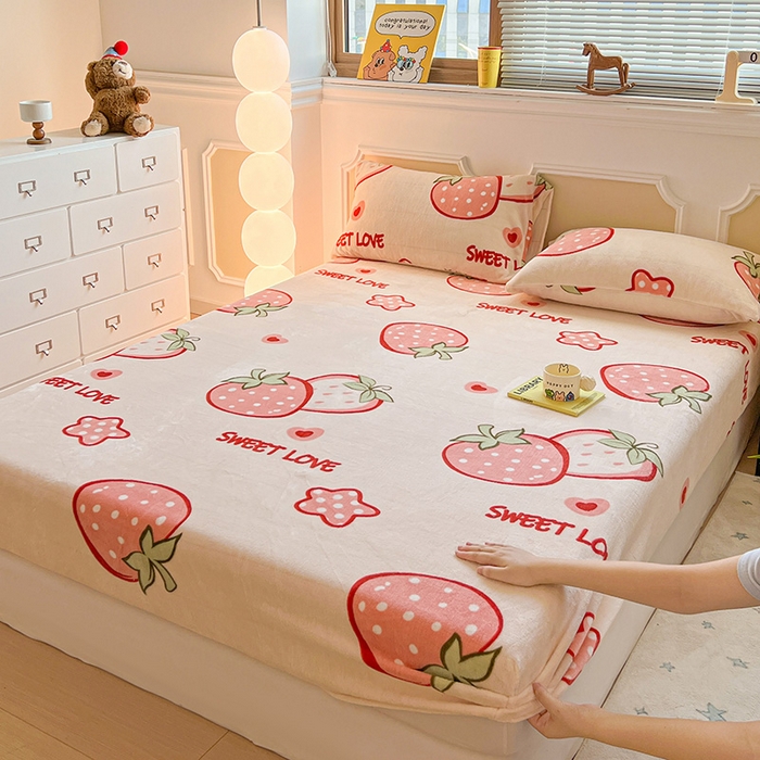 91家纺网 家纺一手货源 找家纺 维娜斯家纺 2025新款卡通牛奶绒印花床笠单件 草莓酱
