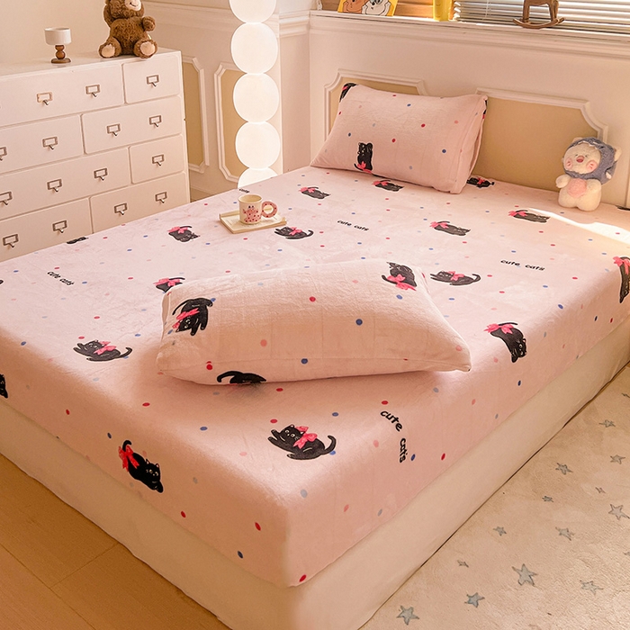 91家纺网 家纺一手货源 找家纺 维娜斯家纺 2025新款卡通牛奶绒印花床笠单件 可爱猫咪