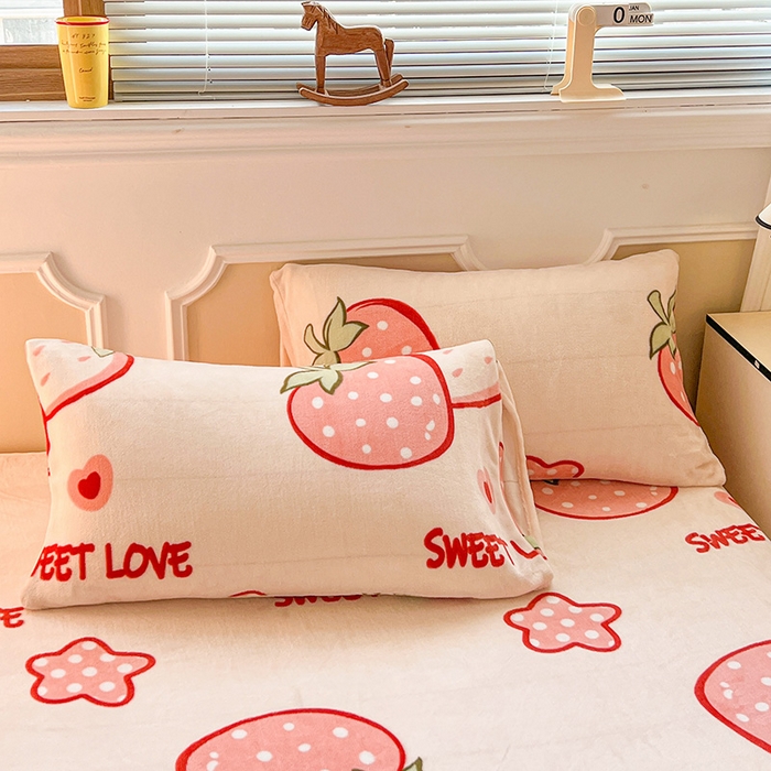 91家纺网 家纺一手货源 找家纺 维娜斯家纺 2025新款卡通牛奶绒印花床笠单件 草莓酱