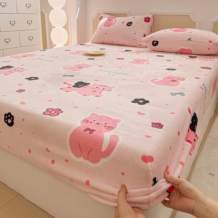 91家纺网 家纺一手货源 找家纺 维娜斯家纺 2025新款卡通牛奶绒印花床笠单件 欢乐猫咪