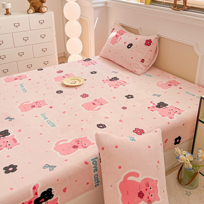 91家纺网 家纺一手货源 找家纺 维娜斯家纺 2025新款卡通牛奶绒印花床笠单件 欢乐猫咪