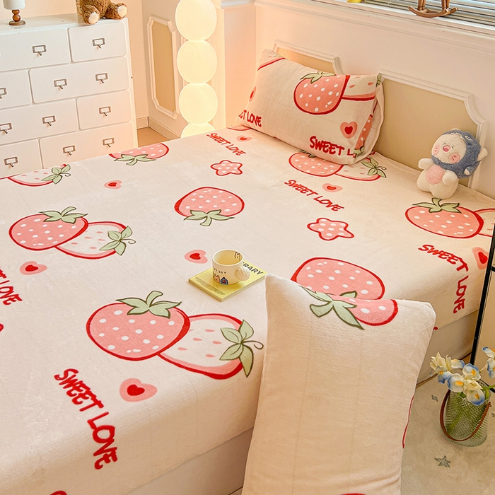 91家纺网 家纺一手货源 找家纺 维娜斯家纺 2025新款卡通牛奶绒印花床笠单件 草莓酱