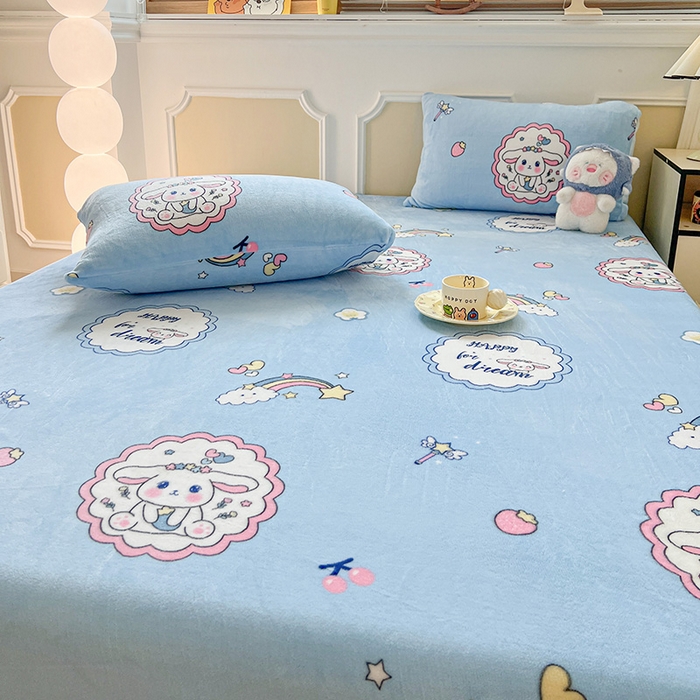 91家纺网 家纺一手货源 找家纺 维娜斯家纺 2025新款卡通牛奶绒印花床笠单件 萌萌哈奇