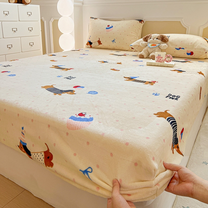 91家纺网 家纺一手货源 找家纺 维娜斯家纺 2025新款卡通牛奶绒印花床笠单件 欢度节日