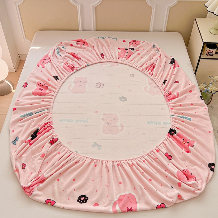 91家纺网 家纺一手货源 找家纺 维娜斯家纺 2025新款卡通牛奶绒印花床笠单件 欢乐猫咪