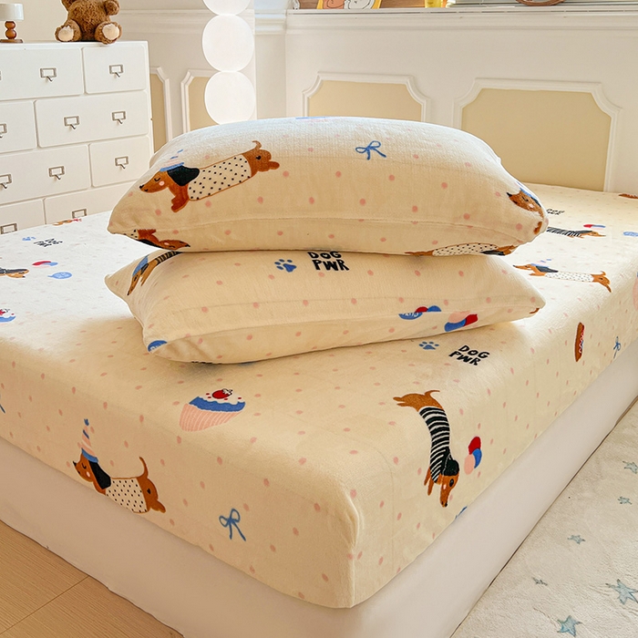 91家纺网 家纺一手货源 找家纺 维娜斯家纺 2025新款卡通牛奶绒印花床笠单件 欢度节日