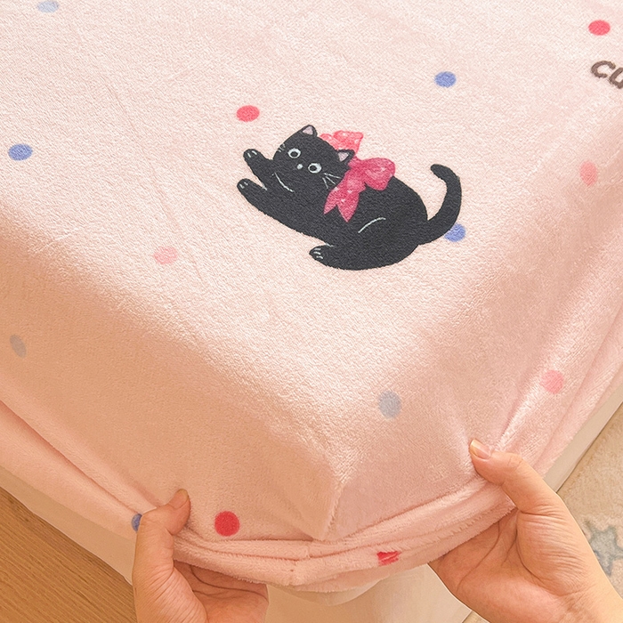 91家纺网 家纺一手货源 找家纺 维娜斯家纺 2025新款卡通牛奶绒印花床笠单件 可爱猫咪