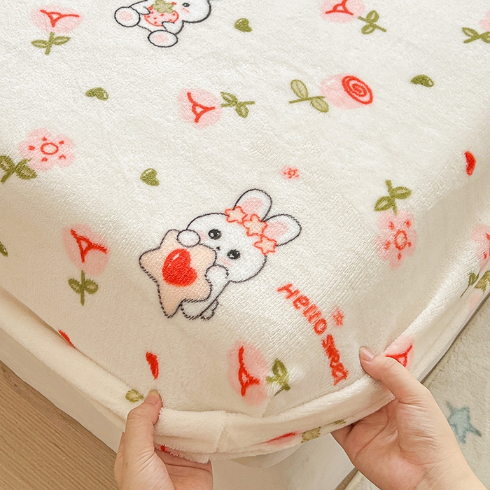 91家纺网 家纺一手货源 找家纺 维娜斯家纺 2025新款卡通牛奶绒印花床笠单件 花语岚山