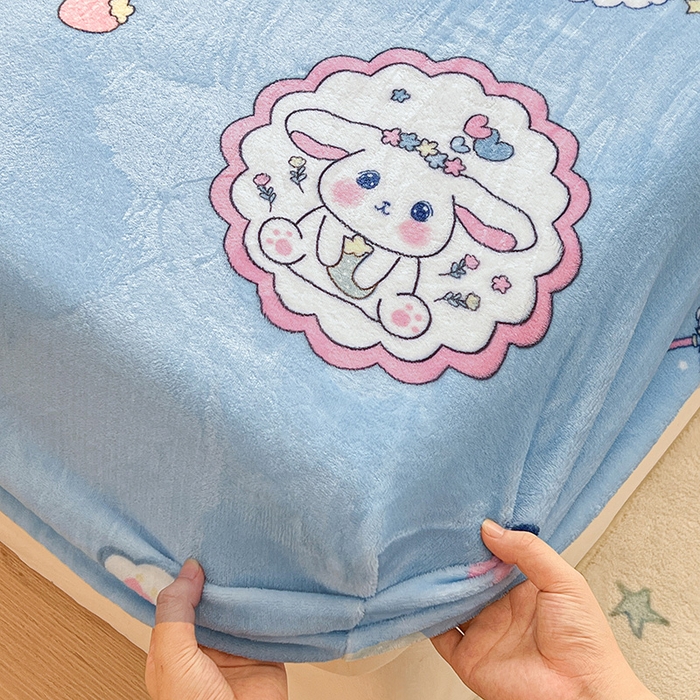 91家纺网 家纺一手货源 找家纺 维娜斯家纺 2025新款卡通牛奶绒印花床笠单件 萌萌哈奇