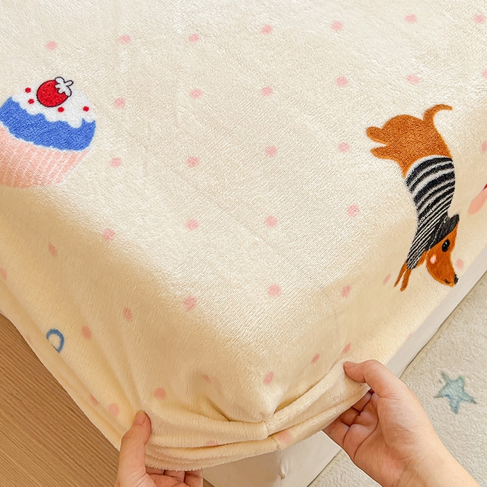 91家纺网 家纺一手货源 找家纺 维娜斯家纺 2025新款卡通牛奶绒印花床笠单件 欢度节日