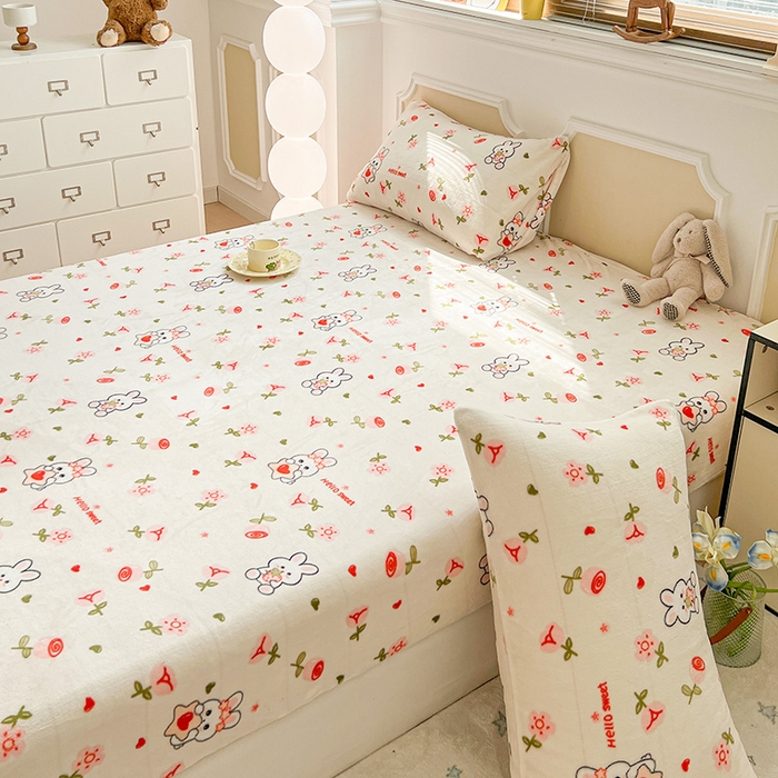 91家纺网 家纺一手货源 找家纺 维娜斯家纺 2025新款卡通牛奶绒印花床笠单件 花语岚山