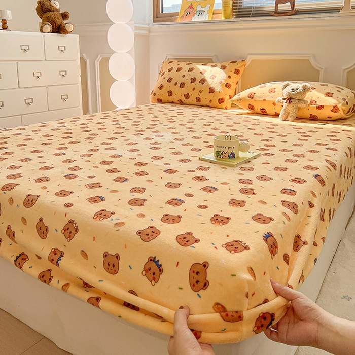 91家纺网 家纺一手货源 找家纺 维娜斯家纺 2025新款卡通牛奶绒印花床笠单件 小熊梦梦