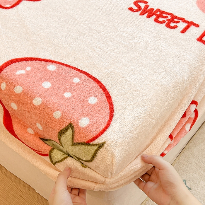 91家纺网 家纺一手货源 找家纺 维娜斯家纺 2025新款卡通牛奶绒印花床笠单件 草莓酱