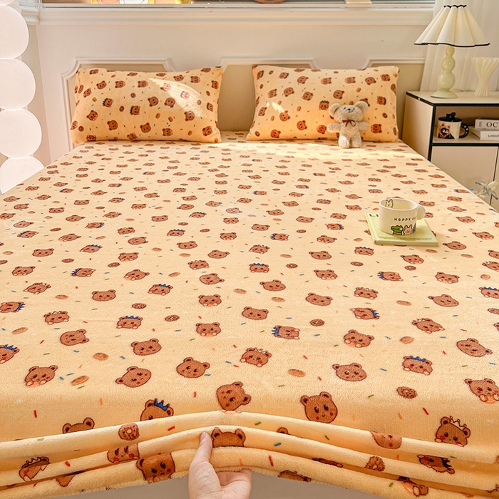 91家纺网 家纺一手货源 找家纺 维娜斯家纺 2025新款卡通牛奶绒印花床笠单件 小熊梦梦