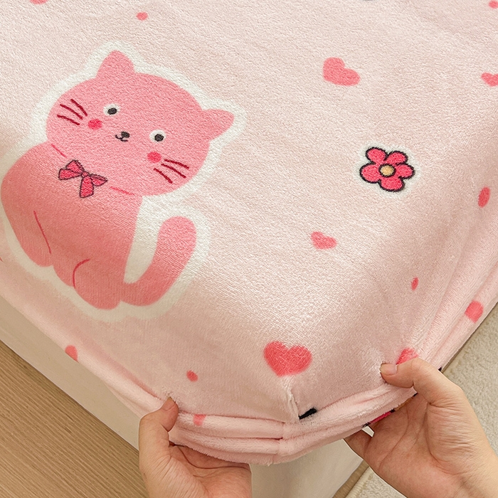 91家纺网 家纺一手货源 找家纺 维娜斯家纺 2025新款卡通牛奶绒印花床笠单件 欢乐猫咪